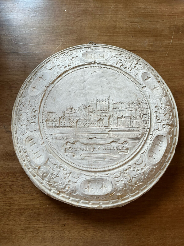 Georges DELPERIER ( 1865 - 1936). médaillons représentant le château d’AMBOISE. Sujet en plâtre. D 30 cm