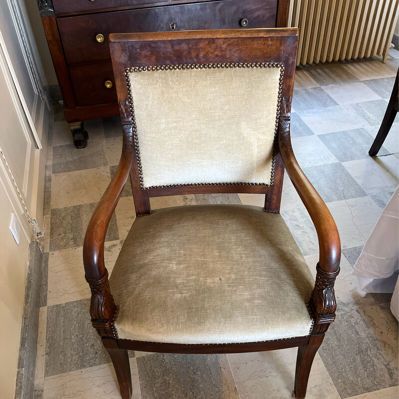 Paire de fauteuils en noyer sculpté de dauphins, garniture de velours - XIXe