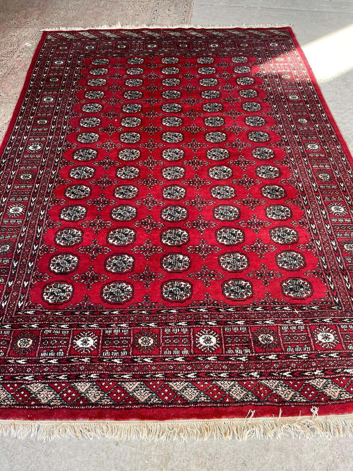 Tapis en laine à décor géométrique sur fond rouge - 270 x 190 cm