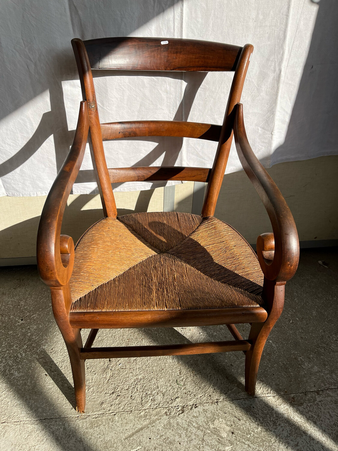 Fauteuil paillé en noyer à crosse - XIX