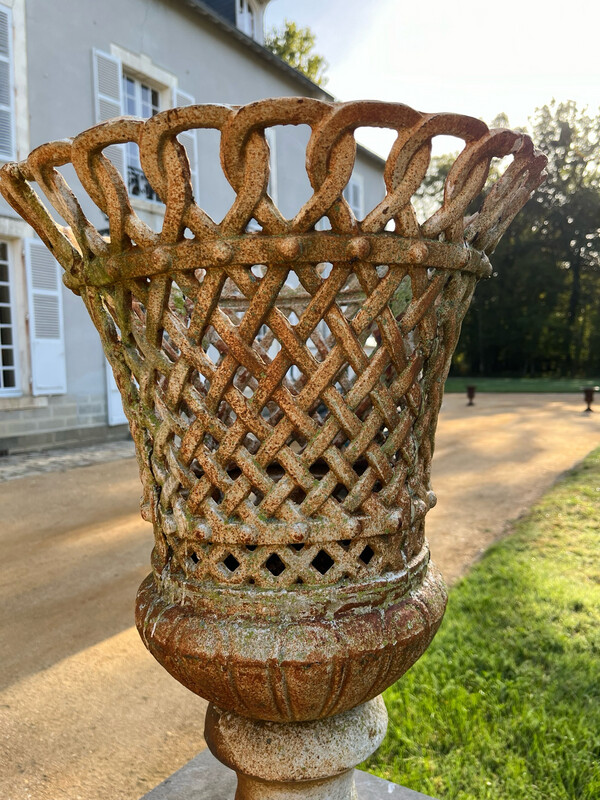 Deux vases évasés ajourées de treillage sur piédouche en fonte partiellement peint - H69 x D42
