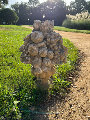 Deux vases Médicis à décor de gerbe de fleurs et fruits en pierre reconstitué - H 60cm