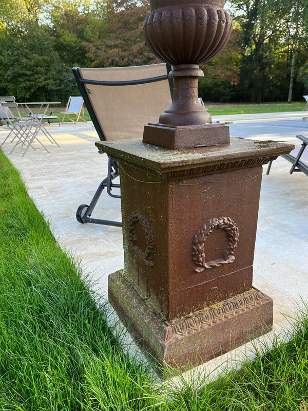 Colonne carrée en fonte rouillée à décor de couronne de laurier 62 x 43 x 43