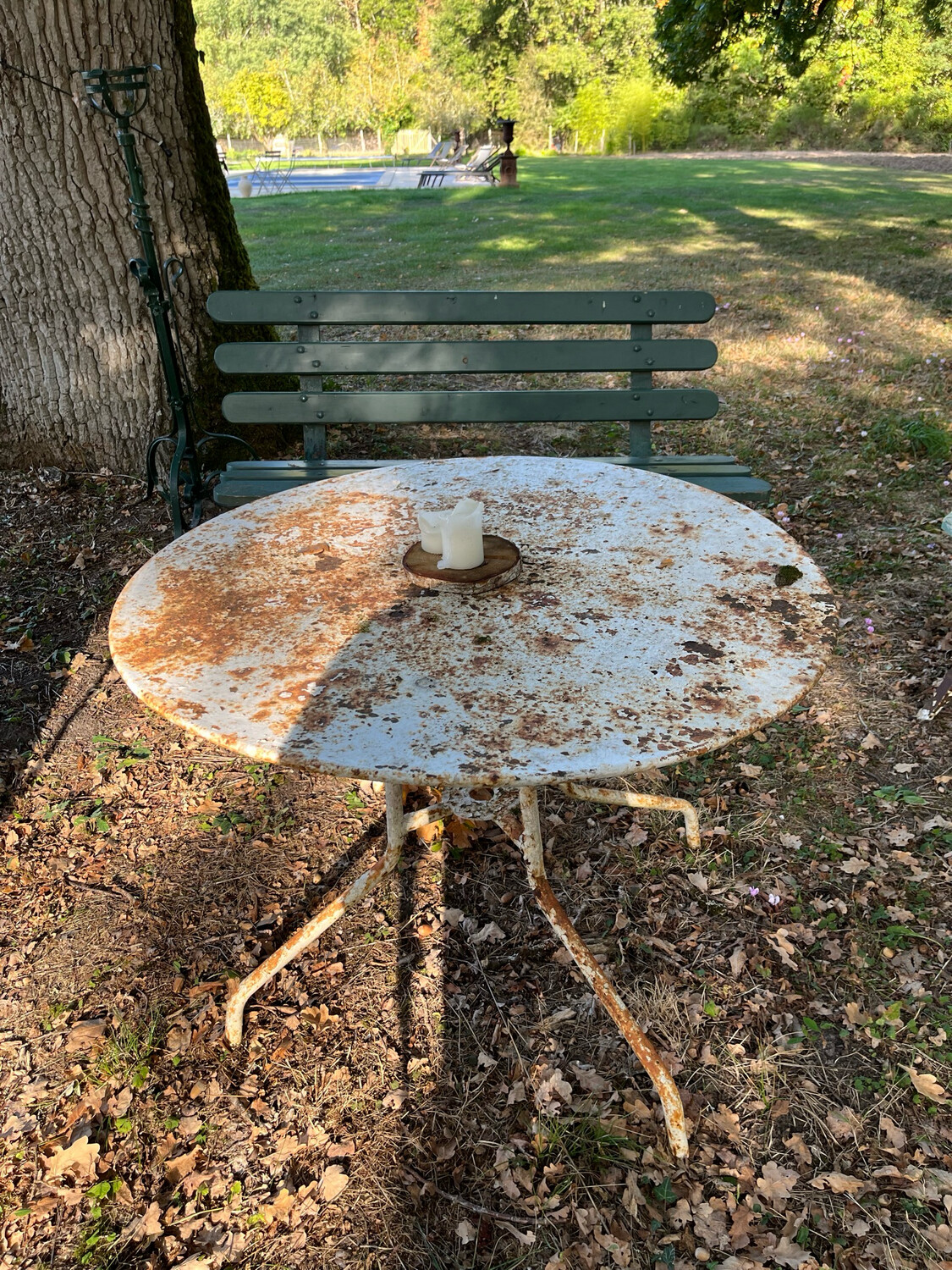 Table blanche en fonte