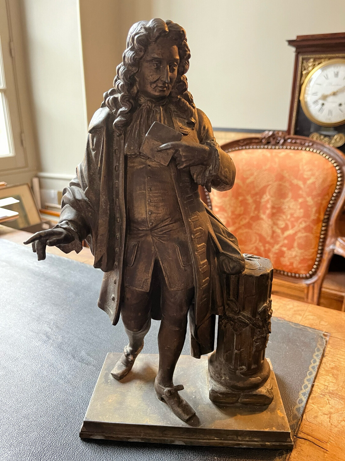 LA FONTAINE , sculpture en régule à patine brune et dorée - H 36 cm