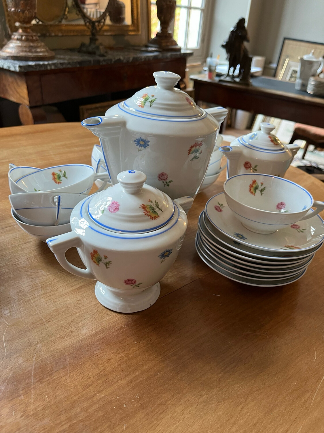 Service à café en porcelaine à décor floral, 12 tasses, un