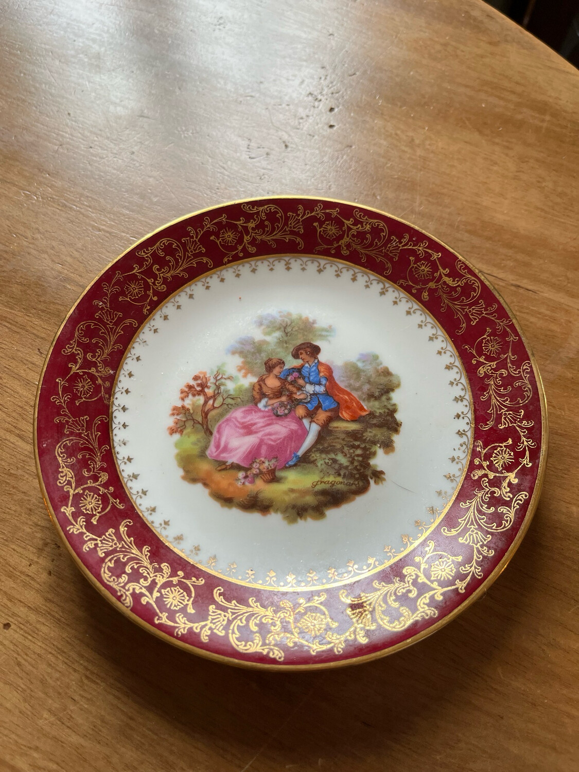 Assiette décorative en porcelaine de Limoges à décor de scènes galantes