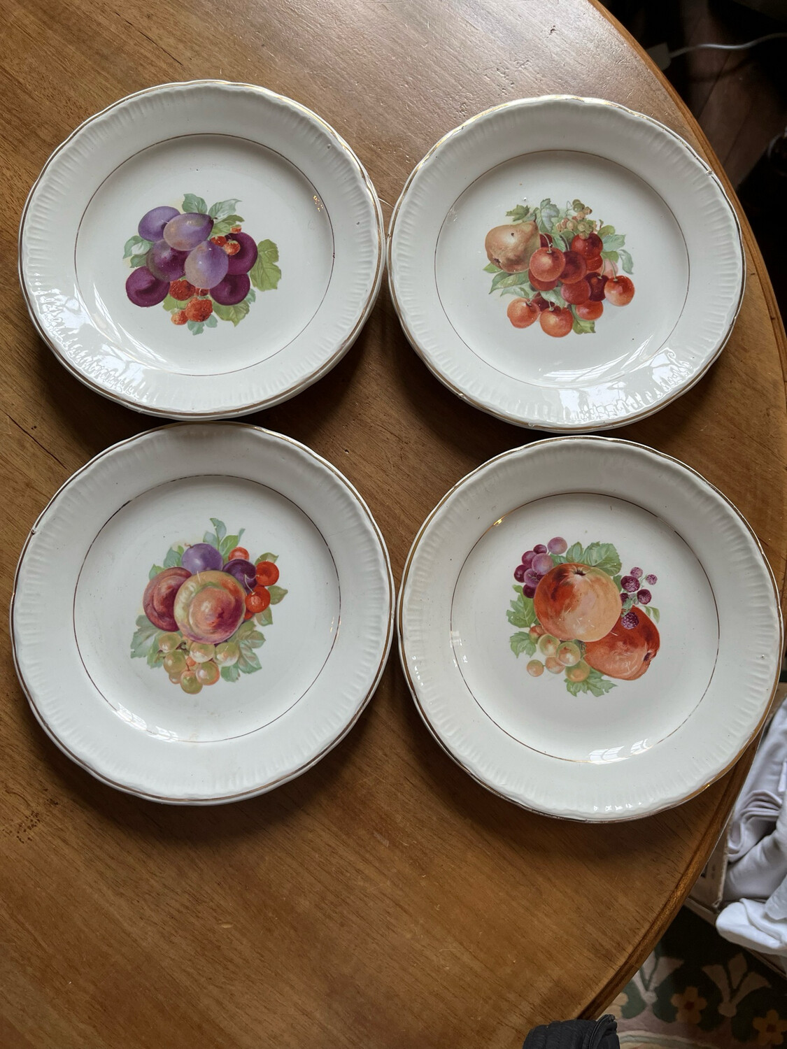 5 Assiettes à dessert en faïence de Saint Amand, à décor fruits, vendu à l’unité.