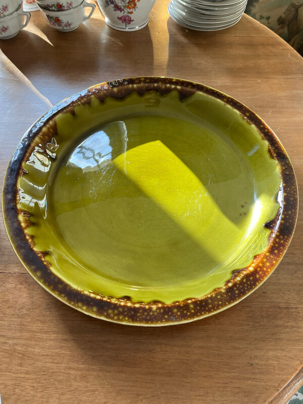 Plat creux circulaire dans les tons olive et marron - diam: 35 cm