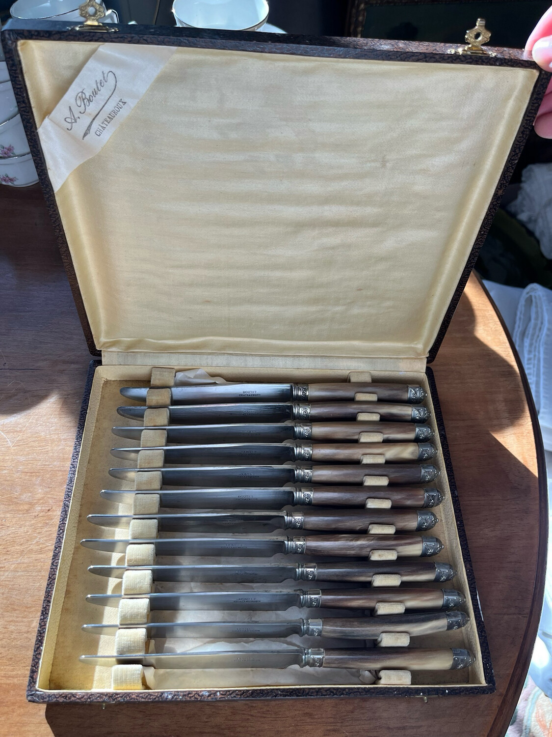 Coffret de douze couteaux signés  Boutet Châteauroux - 28 x 24 cm