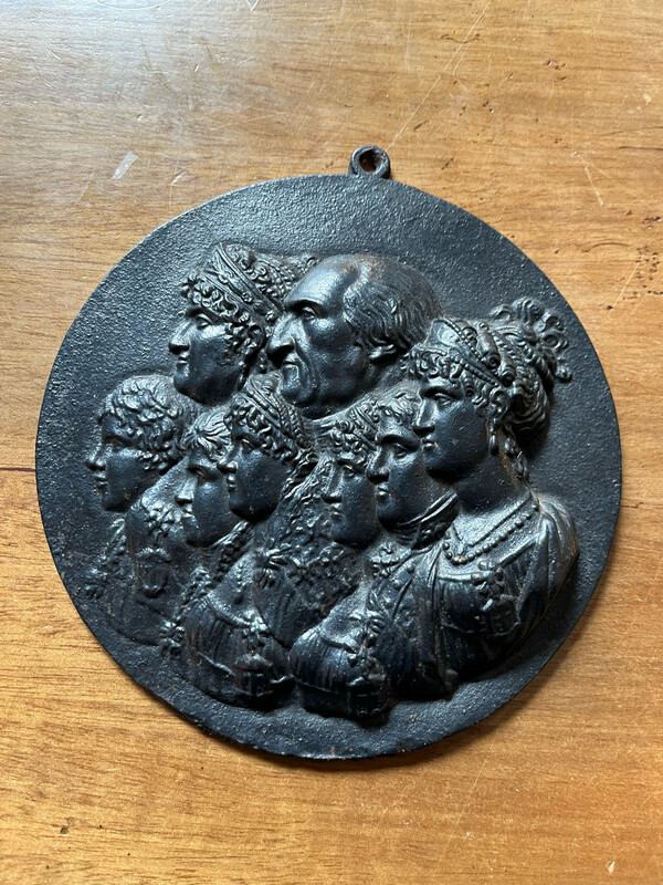 La famille royale d’Espagne, médaillon figurant Charles IV et sa famille probablement exécuté en 1808, lors de son exil en France - D 17,5 cm