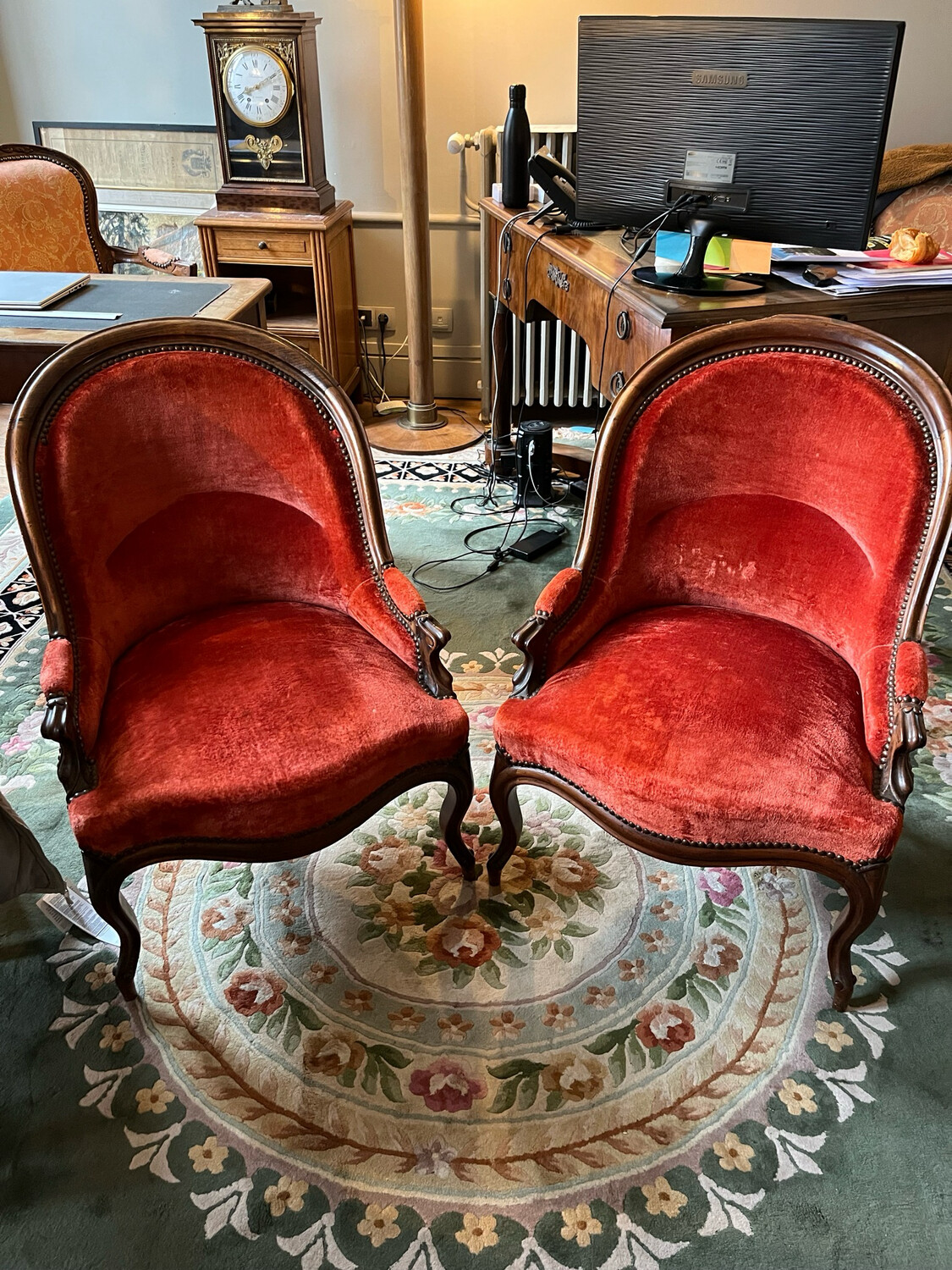 Paire de chauffeuse en bois mouluré, garniture de velours orangé