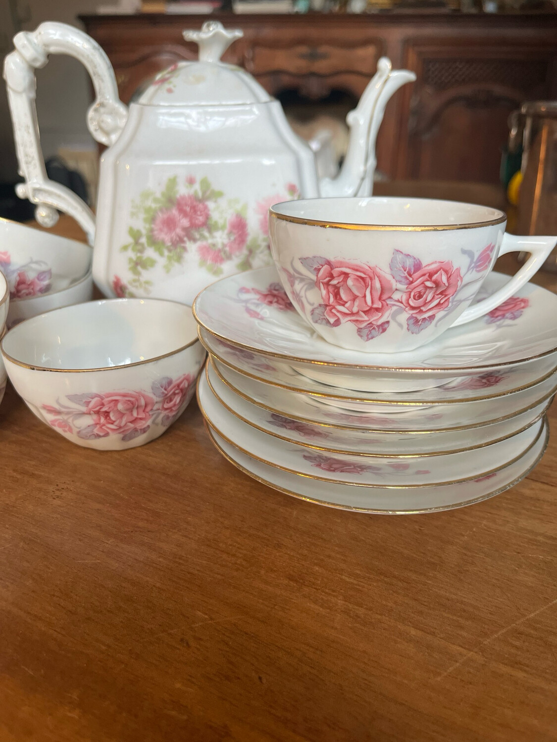 Service à thé en porcelaine à motif floral, six tasses, une théière