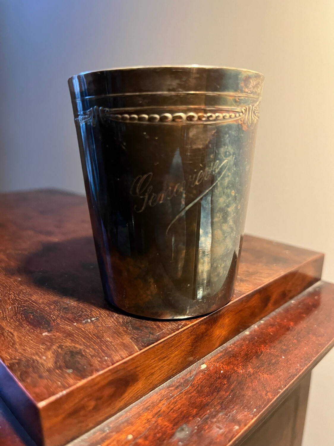 Timbale en métal argenté, gravé Geneviève - 7,5 x 6 cm