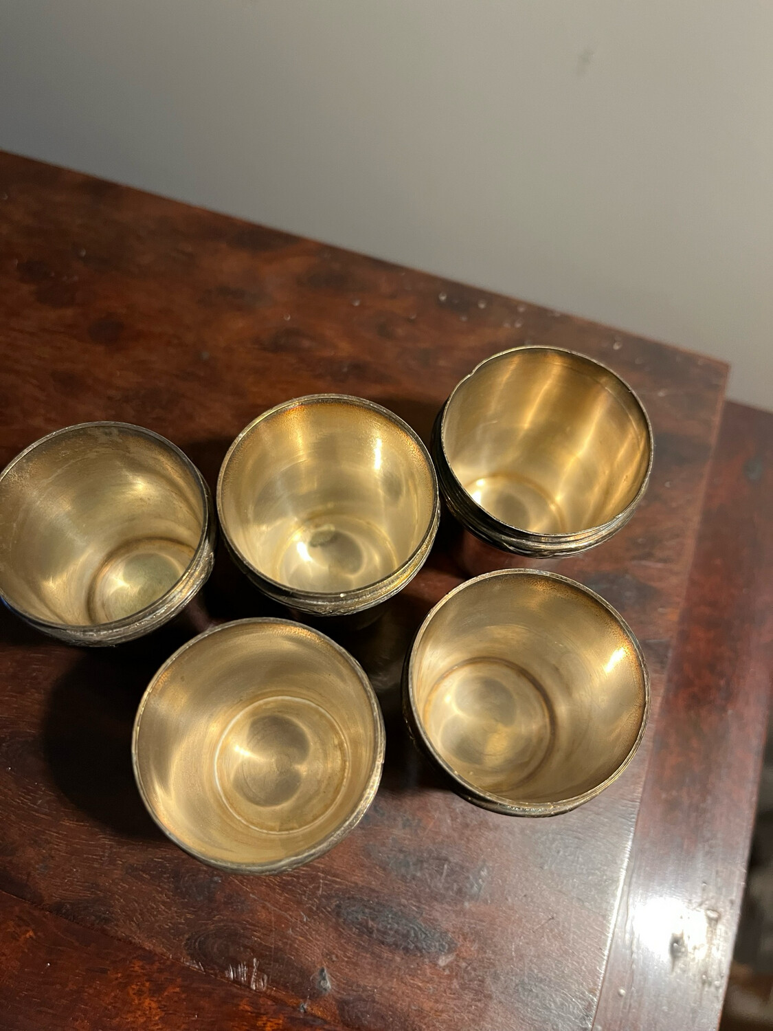 Cinq verres de liqueur en métal argenté - 3 x 4 cm