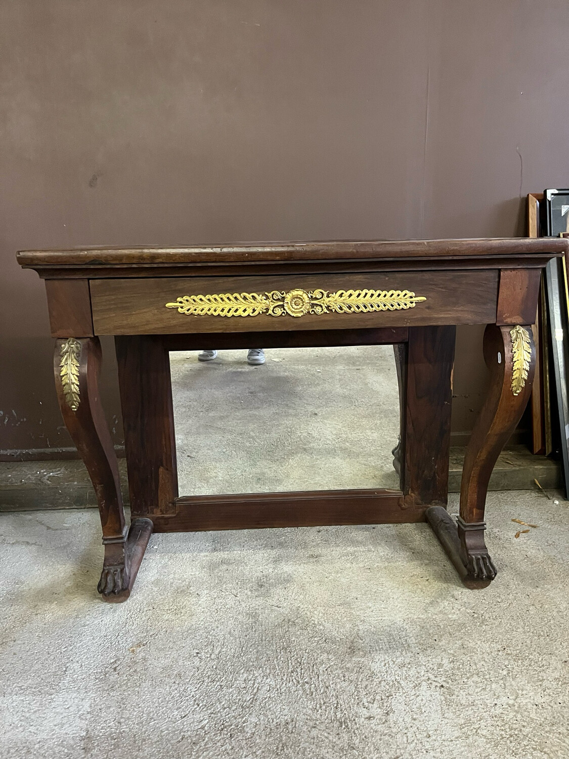 Console en noyer teinté ouvrant par un tiroir sur des pieds cambrés terminés par des pattes de lion, fond de glace - H 77 x L 96 x 75 cm