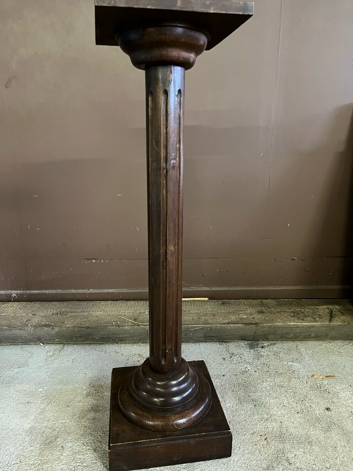 Colonne cannelée à usage de sellette, bois naturel foncé, haut.: 101cm