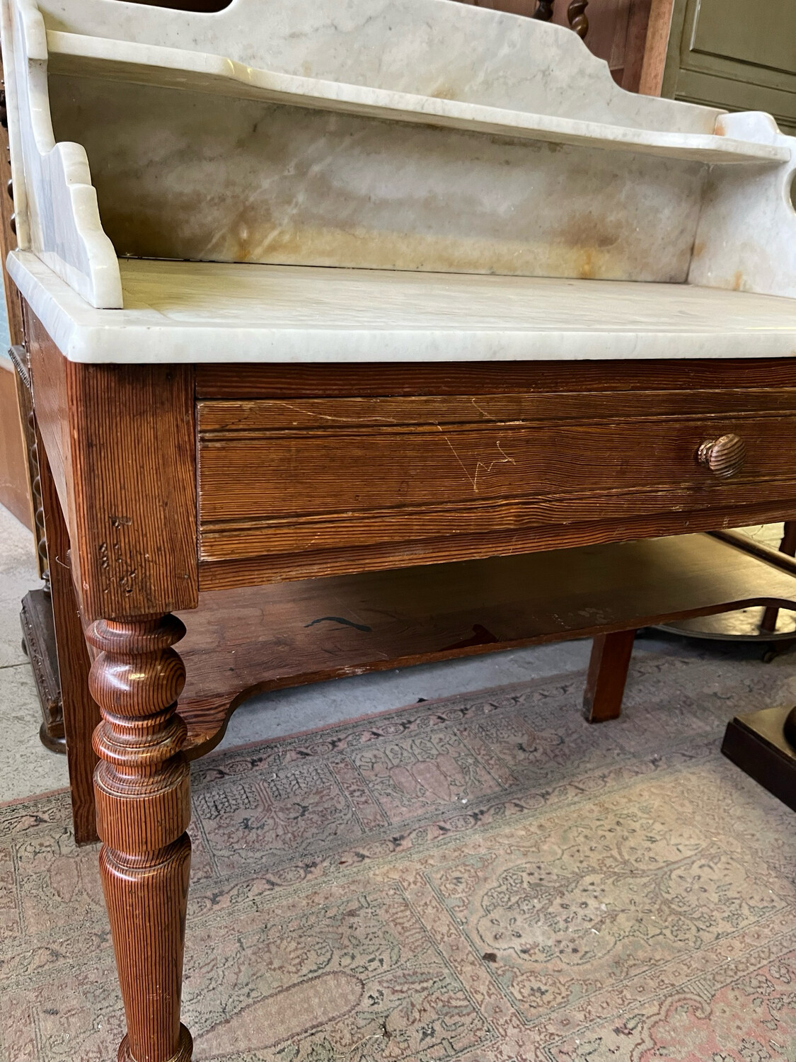 Table de toilette avec son marbre d'origine ouvrant sur un tiroir, piétement
pitchpin - L 95cm x H 115 x p 50 cm