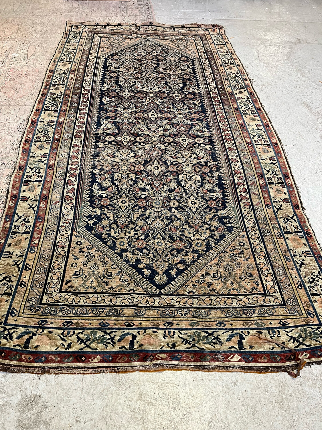Tapis en laine à décor de motifs géométriques sur fond crème et bleu. 300 x
153 cm.