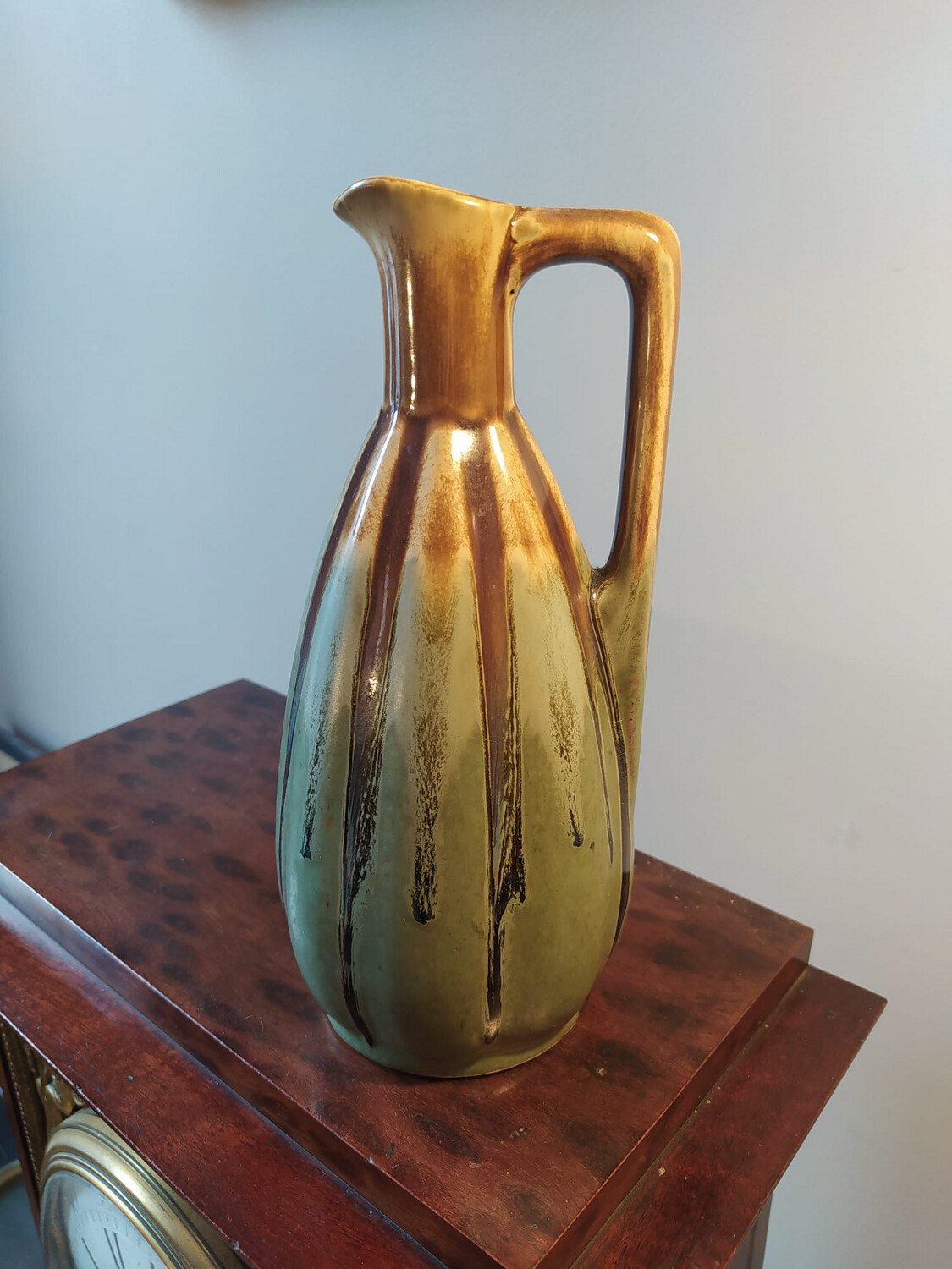 Denbac : pichet en grès émaillé, marron et vert - H 21 cm