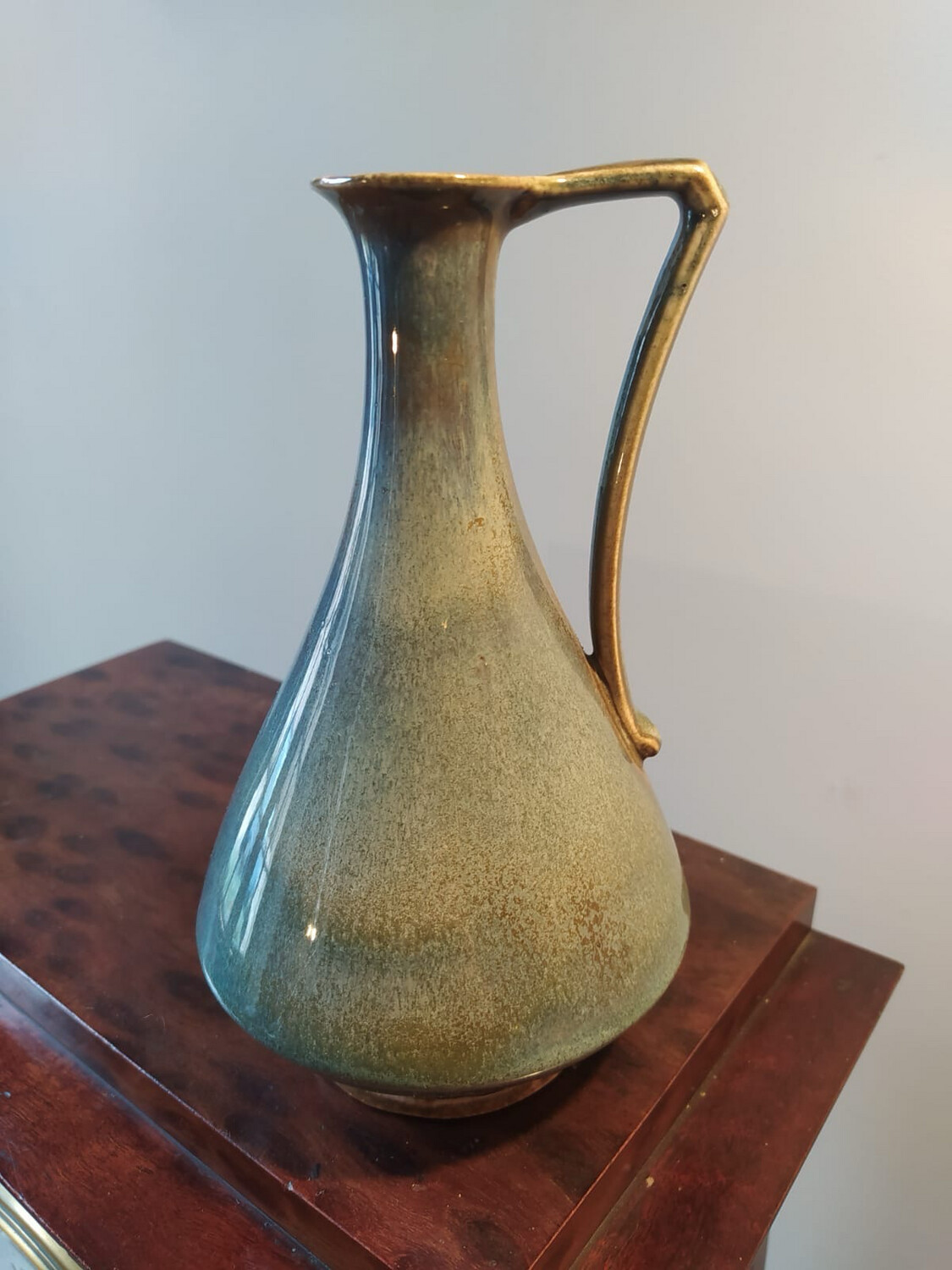 Denbac : pichet en grès émaillé ,bleu et gris - H 18 cm