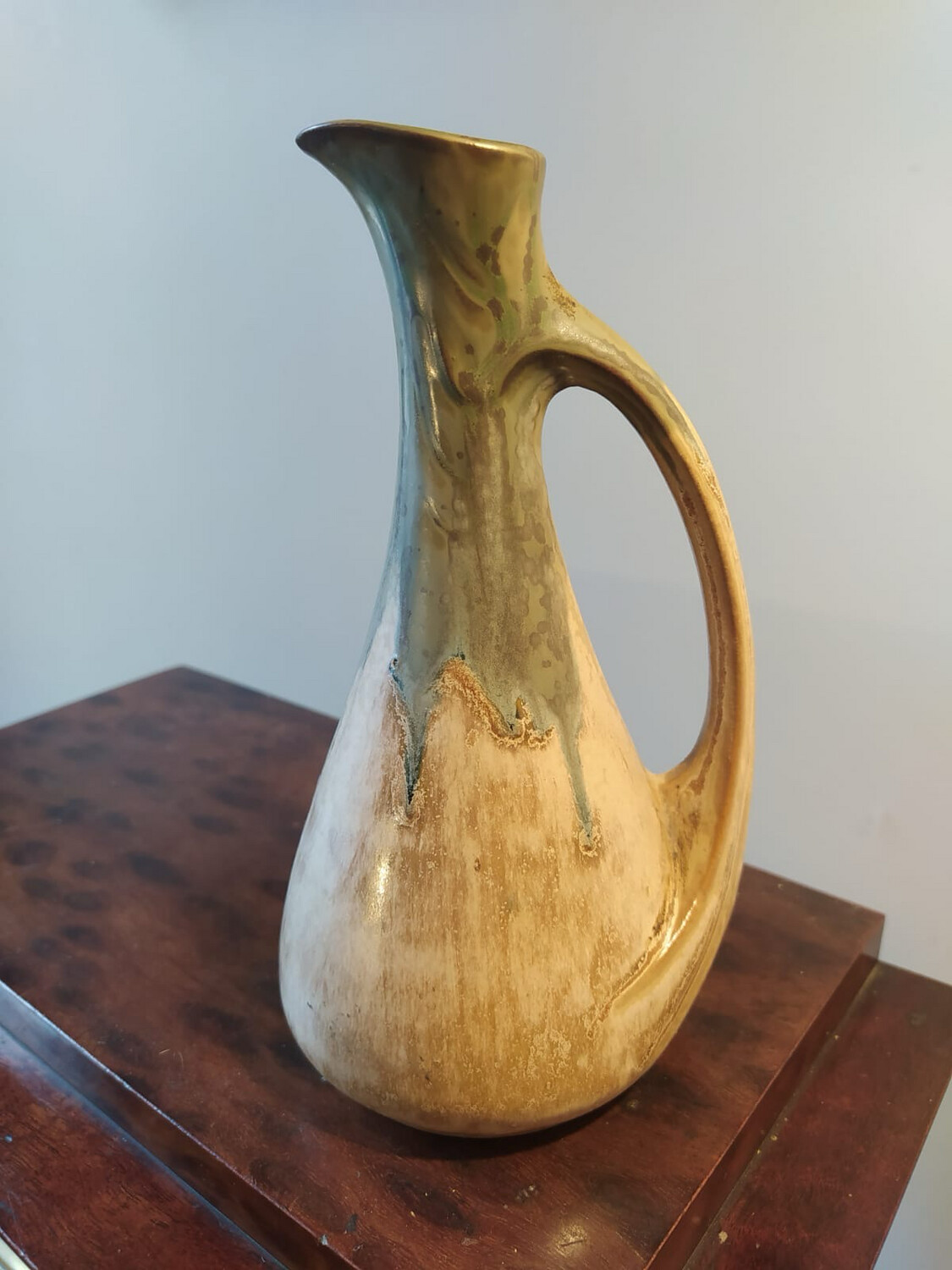 Denbac : pichet en grès émaillé, crème et vert - H18 cm