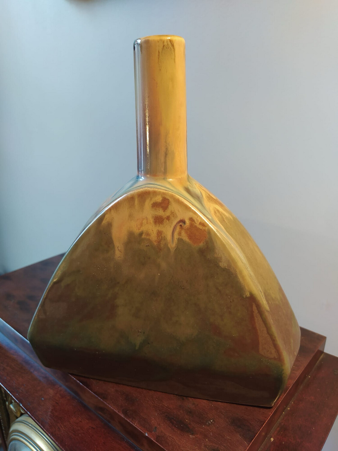 Denbac : vase triangulaire en grès émaillé, crème et dégradé de vert - H 20,5 cm