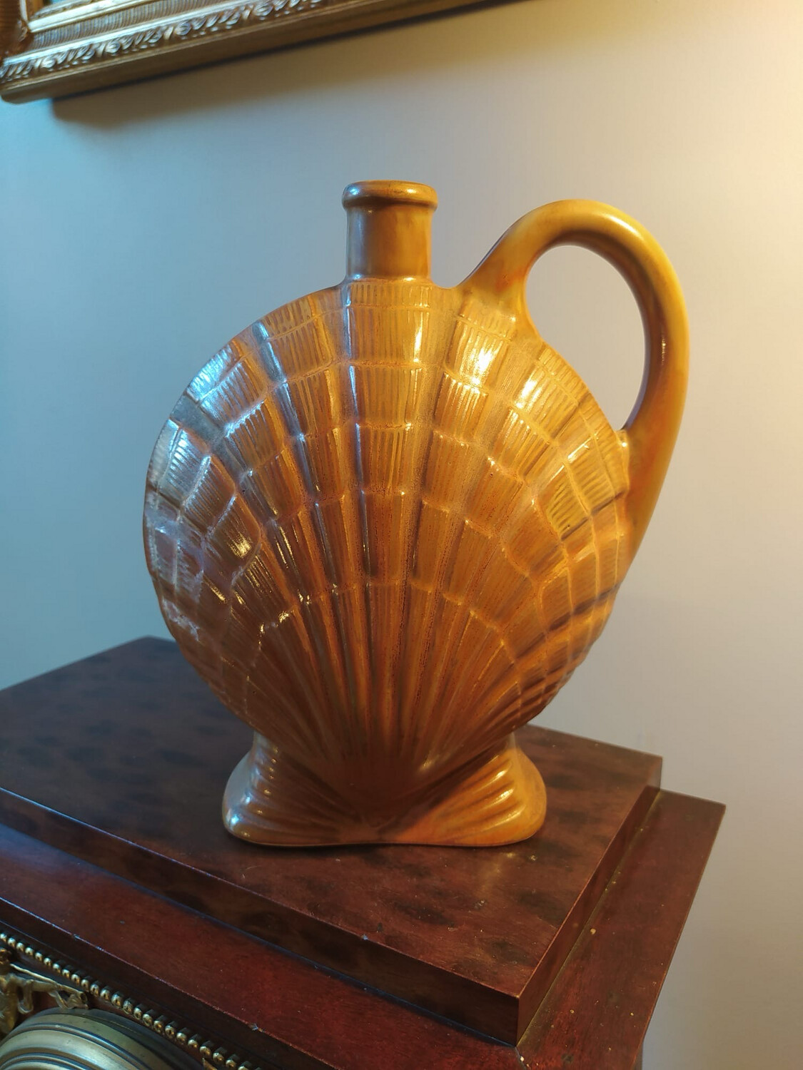 Denbac : bouteille en forme de coquilles orange en grès émaillé - H 21 cm