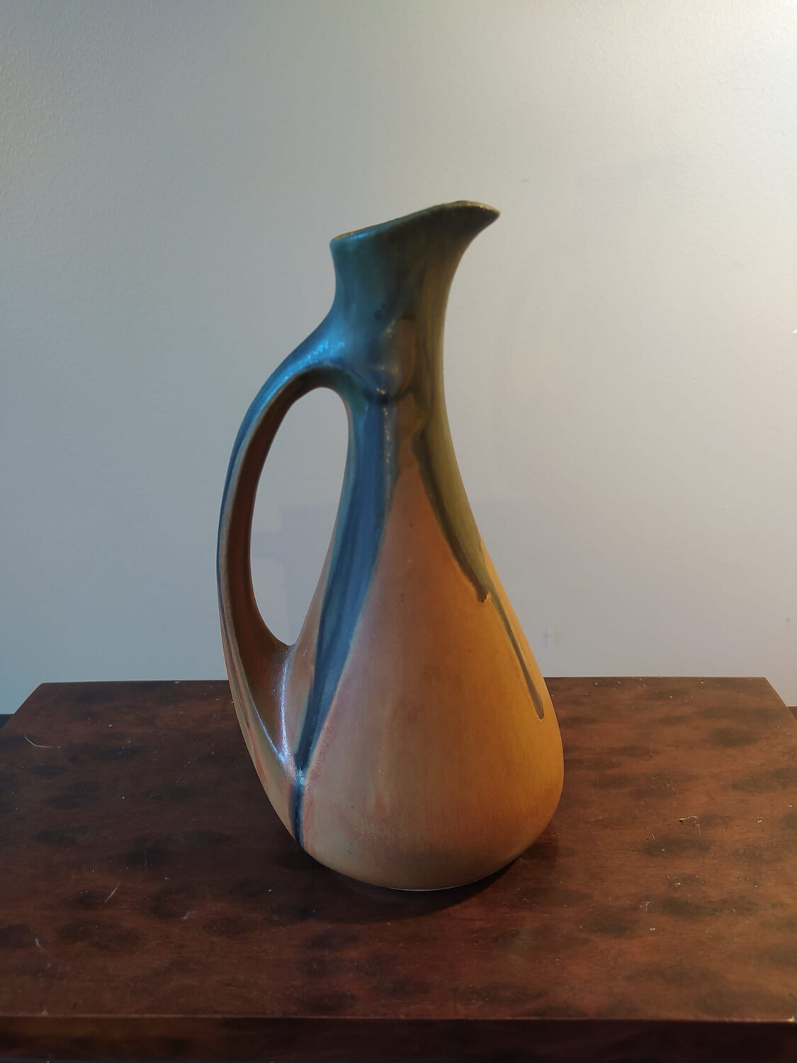 Denbac : pichet en grès émaillé, vert et orange - H 18 cm