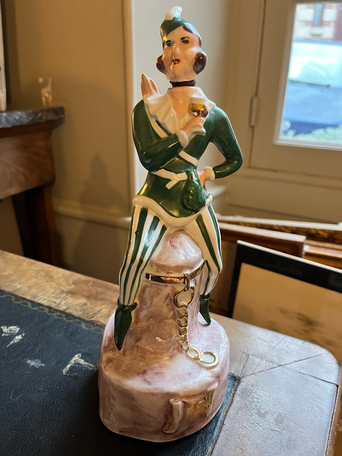 Denbac : Bouteille en grès émaillé pour Monin, représentant un troubadour - H 27 cm