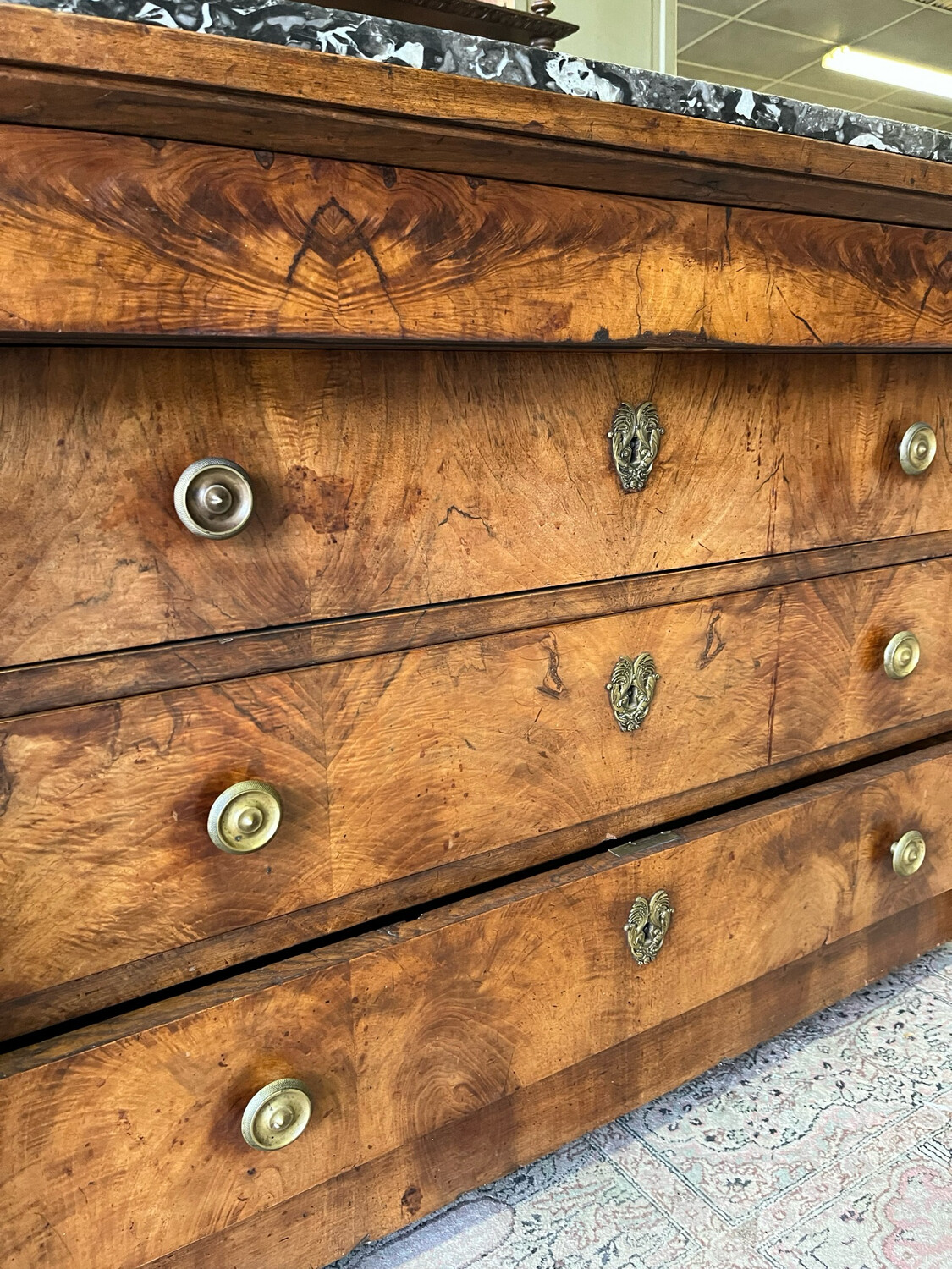 Commode en placage ouvrant à quatre tiroirs, Les montant en colonne détachées - H90 x L 131,5 x P 61 cm