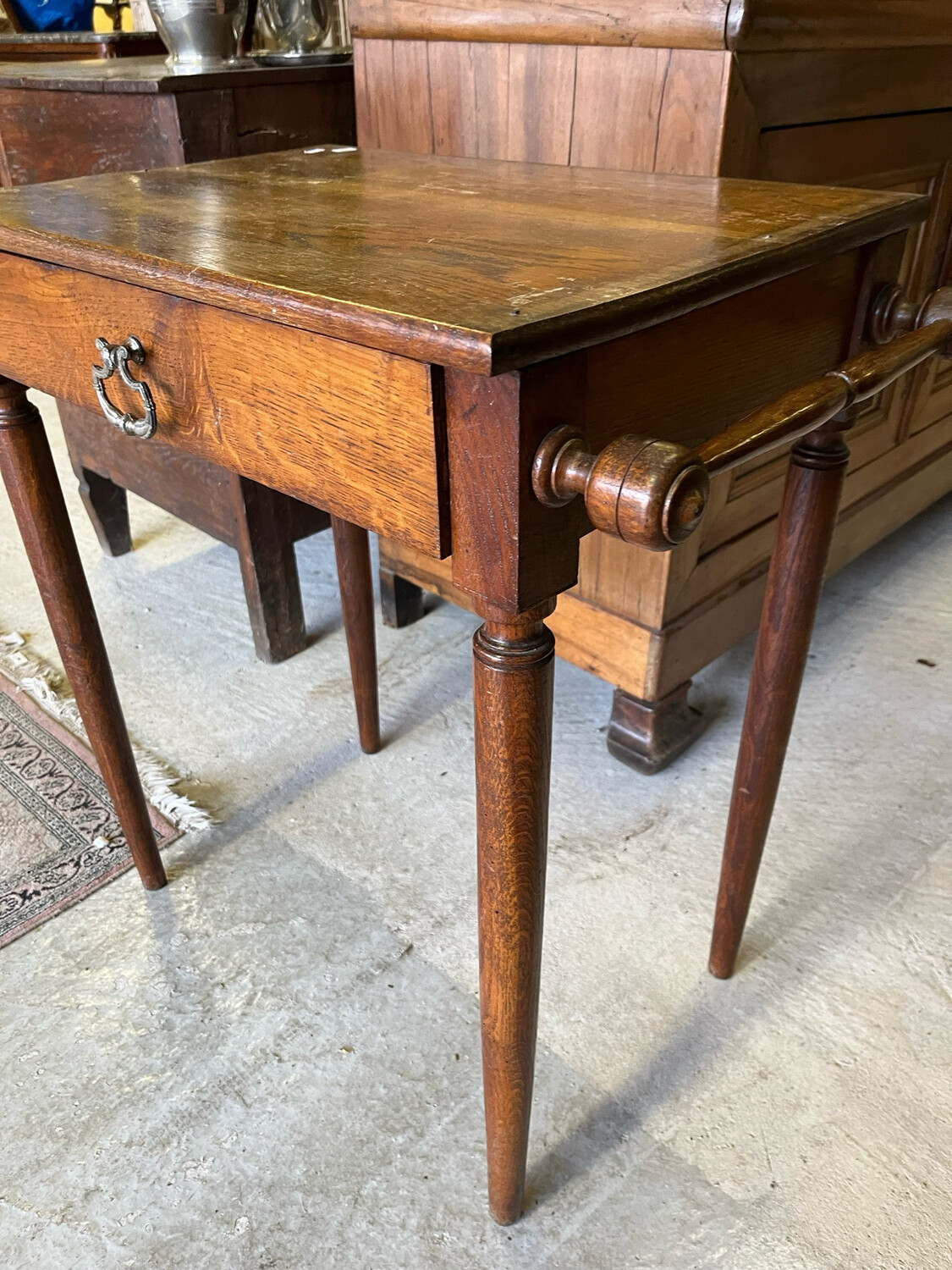 Table de toilette en chêne ouvrant à un tiroir en ceinture et deux portes-serviettes. Vers 1900. H 76 x L 75,5 x P 44 cm