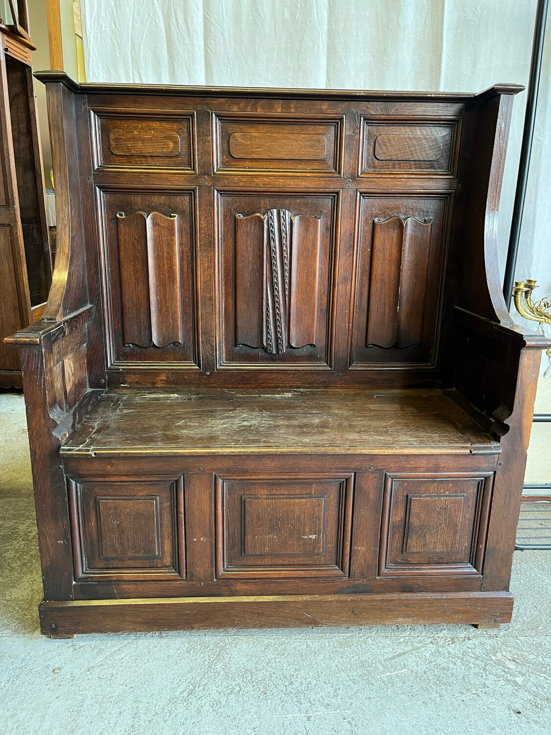 Coffre de sacristie en chêne sculpté et mouluré, ouvrant à un abattant. Fin XIX ème siècle. H 122 x L 108 x P 55 cm