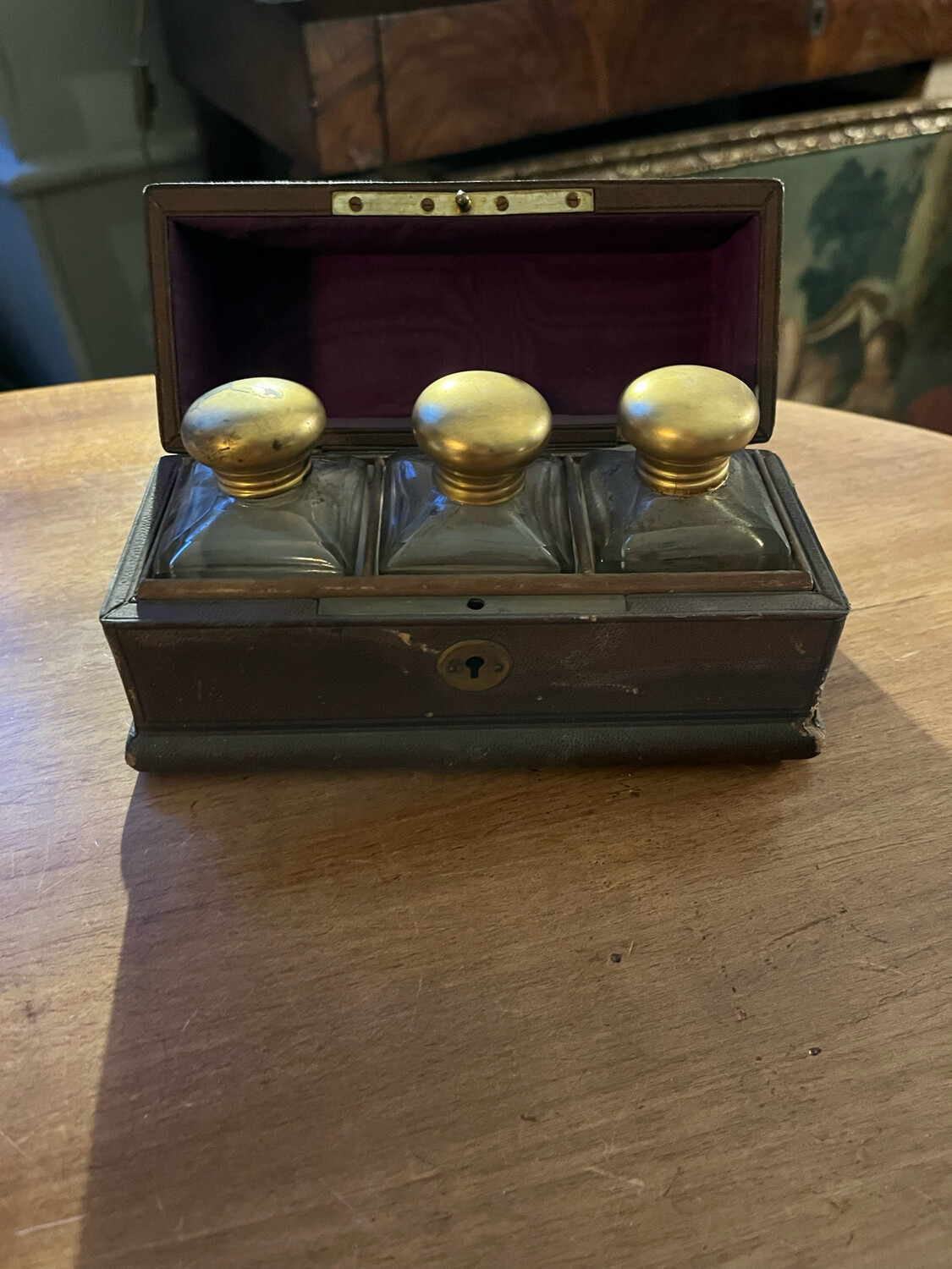 Coffret en cuir contenant trois flacons à parfum en verre et laiton. Fin du XIX ème siècle - 17x10x8 cm