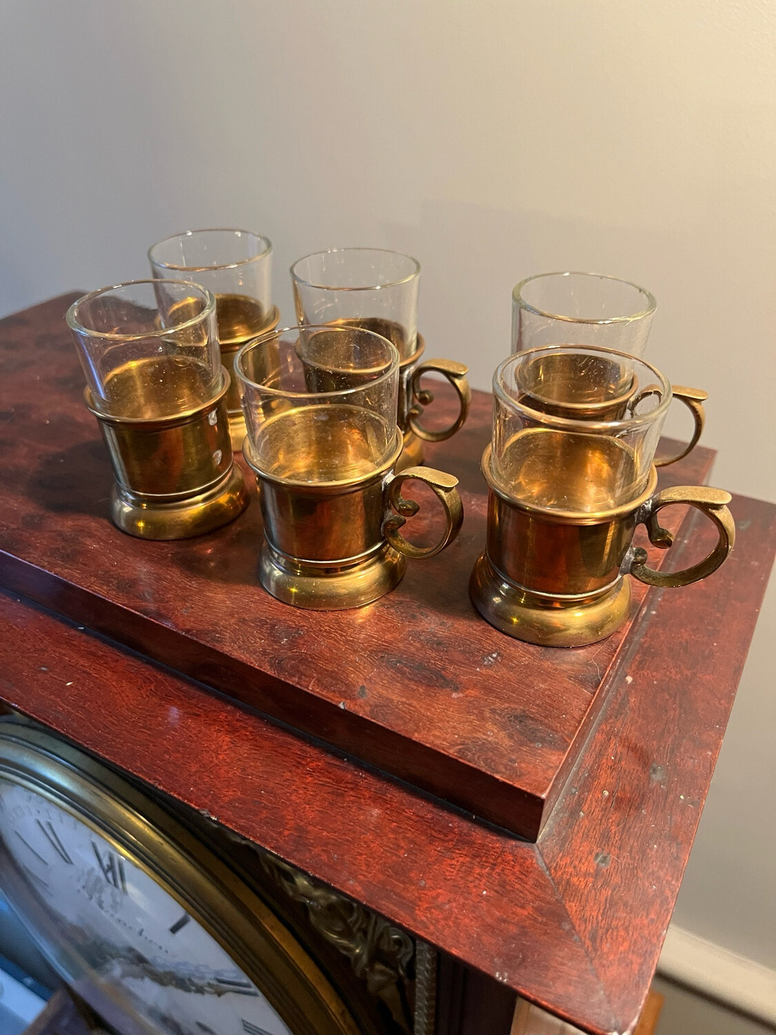 Lot de six tasse en verre avec support en laiton, dont deux avec la prise cassée - H 6 x D 3,5 cm