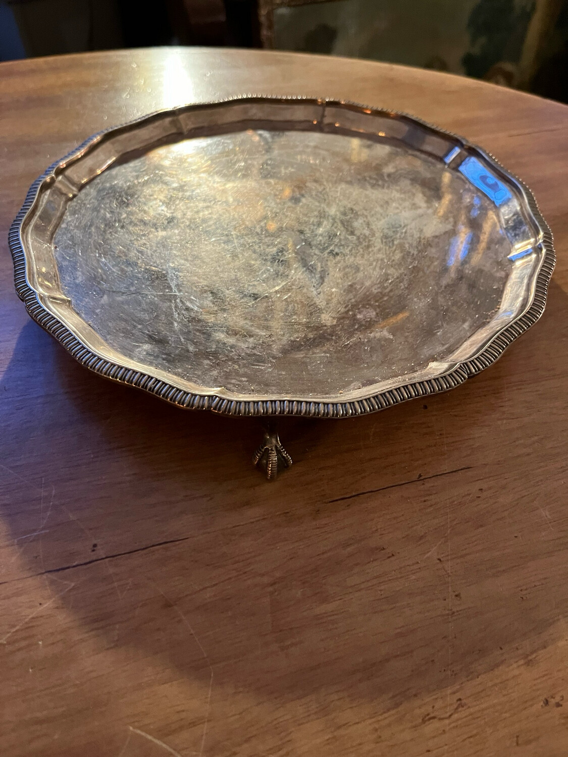 Plateau en métal argenté reposant sur trois pattes de coq, Mappin & Webb’s Prince’s Plate - D 25 cm