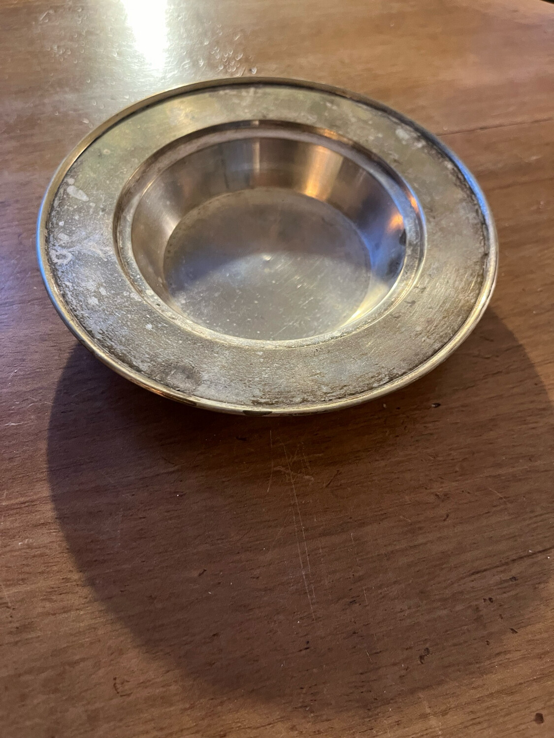 Plat en métal argenté - D 14 cm