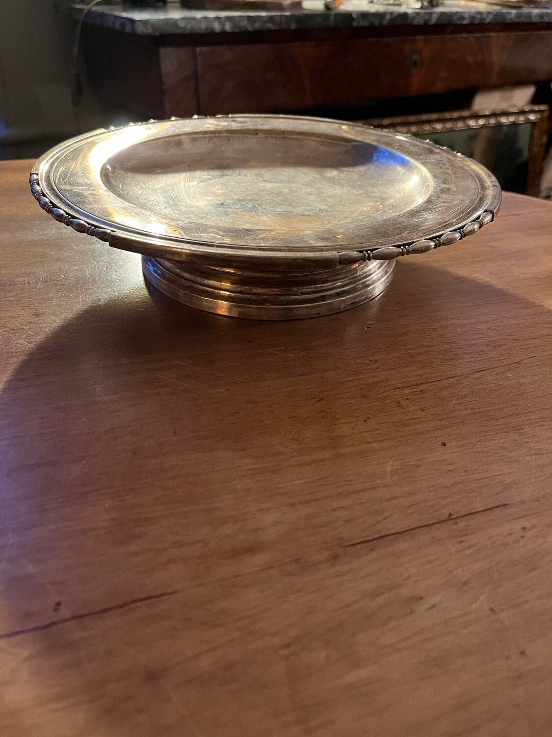 Plat en métal argenté - H 5 x D 24 cm