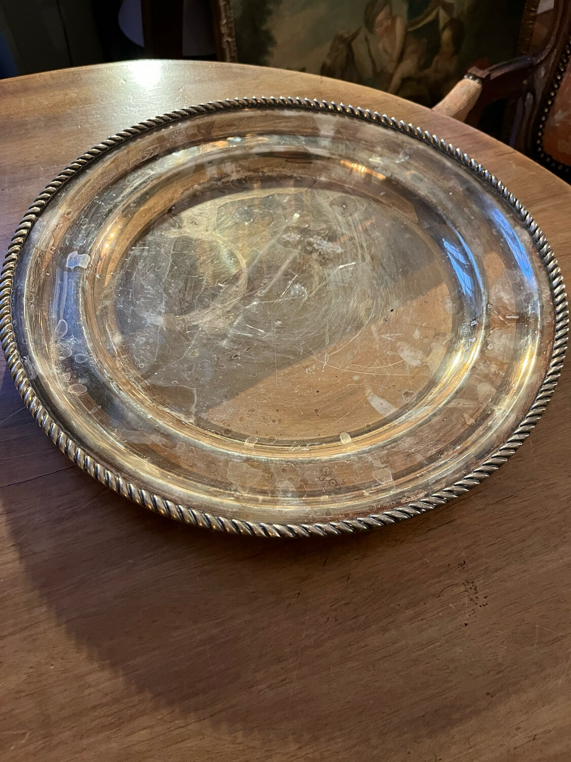 Grand plateau rond en métal argenté - D 40 cm