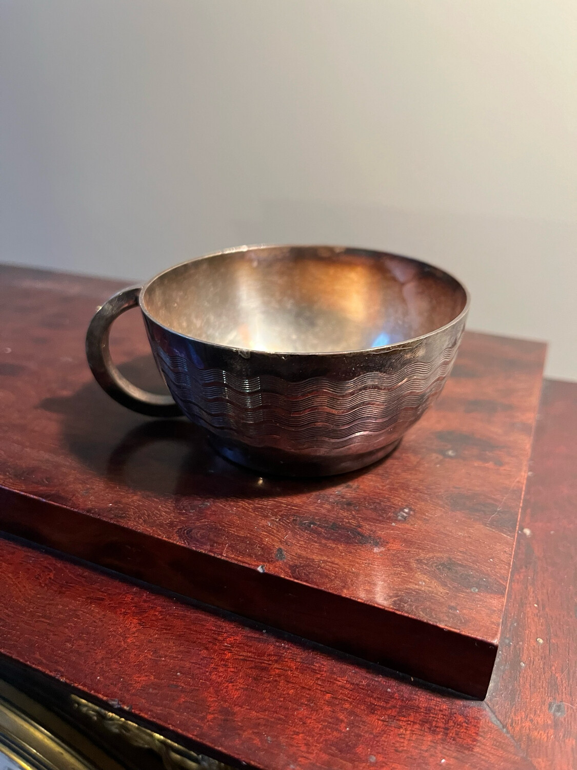 Tasse en métal argenté- D 6 cm