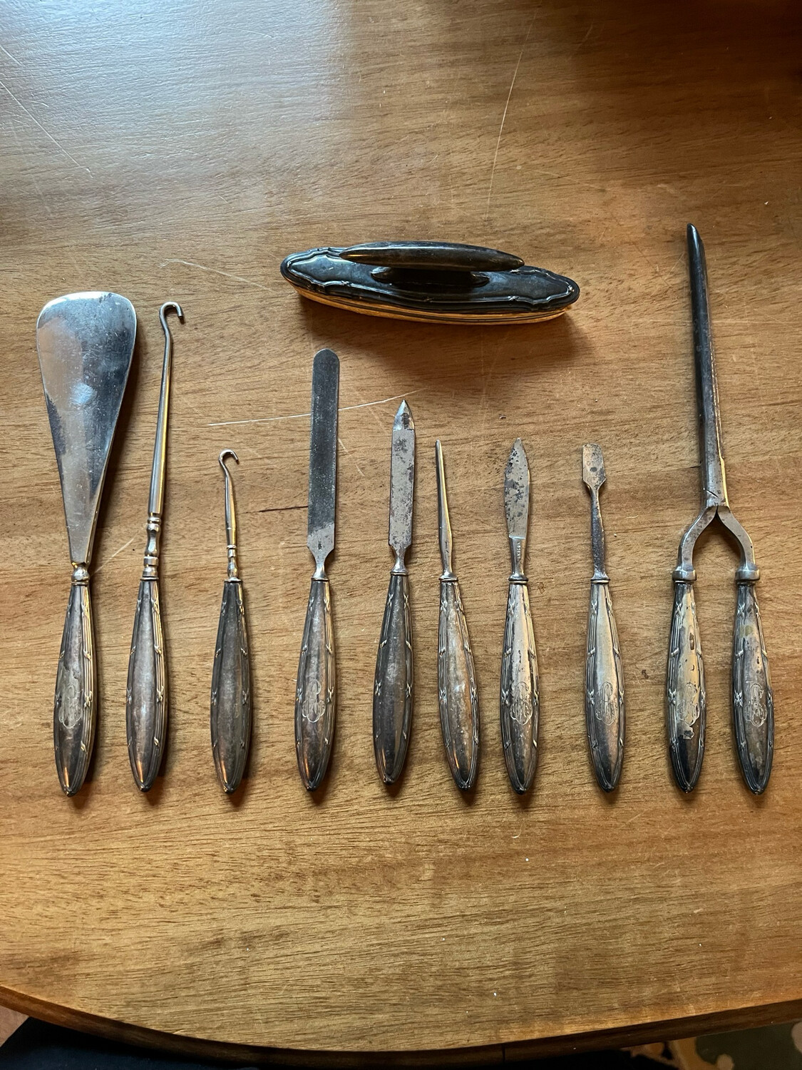 Lot service de toilette ancien en métal argenté