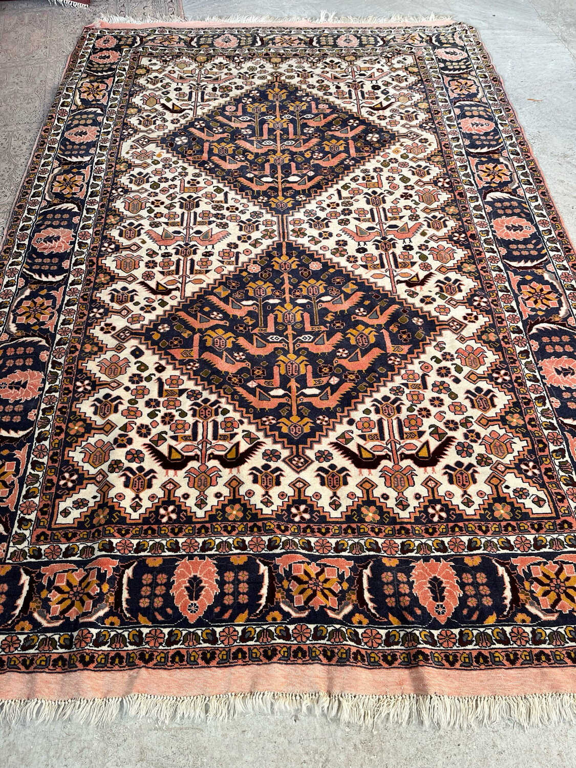 CAUCASE. Tapis en laine à motifs géométriques polychromes sur fond saumon - 293 x 196 cm