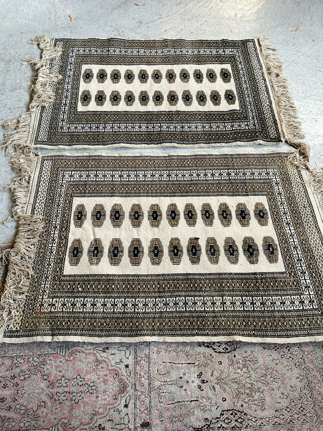 ORIENT. Paire de tapis en laine à décor de médaillons sur fond beige - H 116 x L 78 cm