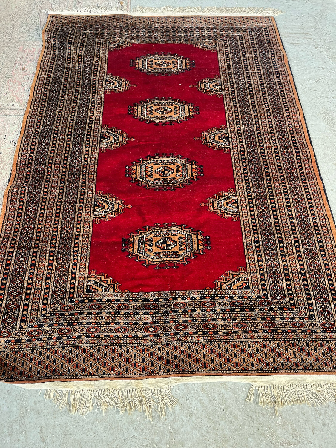 Boukhara : Tapis en laine et velours sur fond rouge - 194 x 128 cm