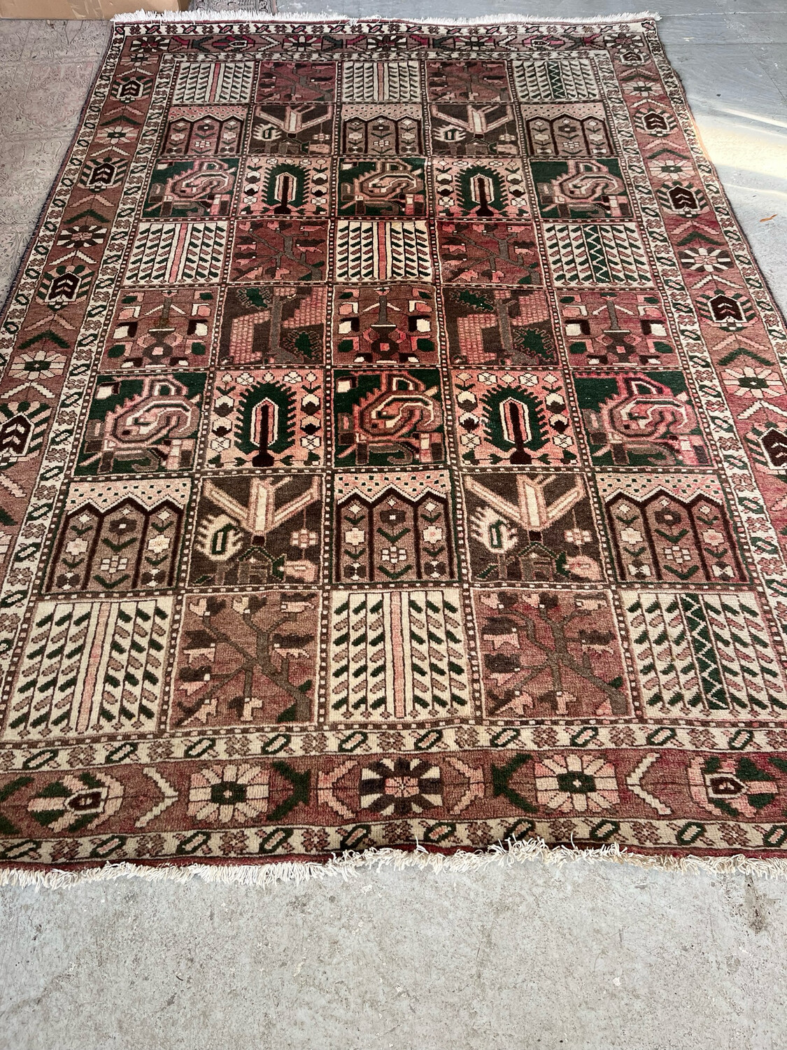 IRAN. Tapis en laine à décor de jardins - 204 x 304 cm