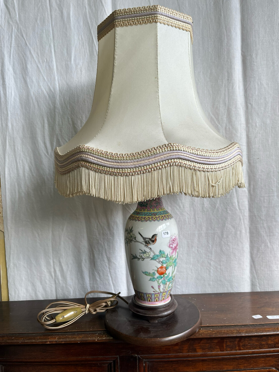 Chine - XXeme, vase en porcelaine de la famille rose à décor d’un oiseau chantant sur une branche d’un massif de fleurs. Monté en lampe - H 28 cm env