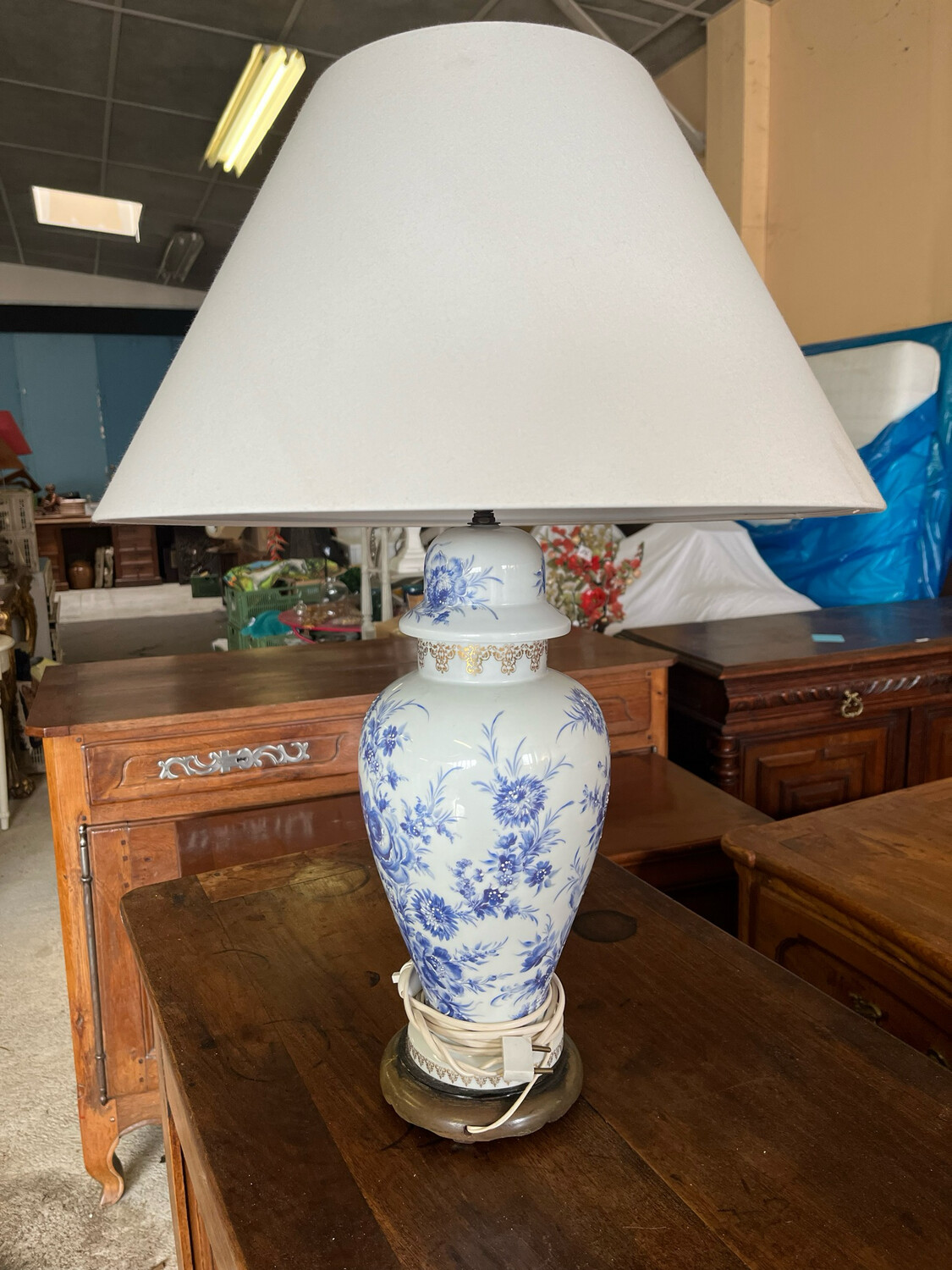 Pied de lampe en forme potiche en porcelaine à décor floral nuancé bleu, frise en rehaut doré, socle en bois circulaire- H 48 cm sans abat-jour, H 70 cm