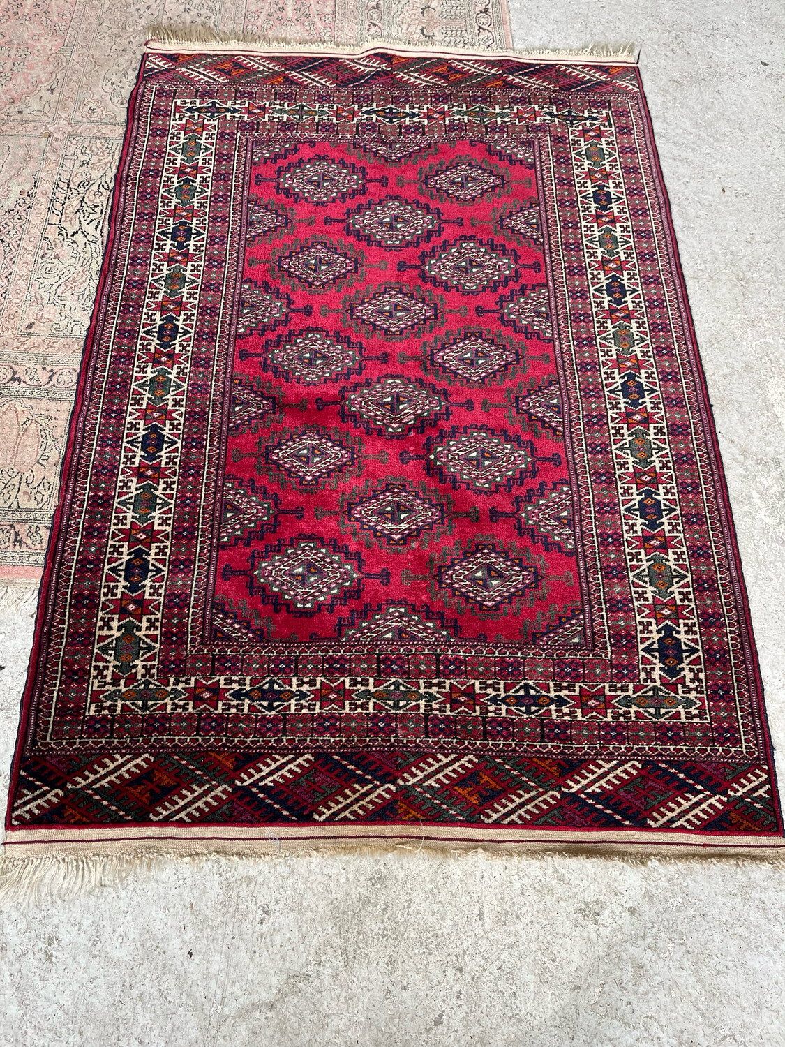 Tapis rectangulaire en laine à décor géométrique dans les teintes bleu marine et bordeaux - 161 x 105 cm