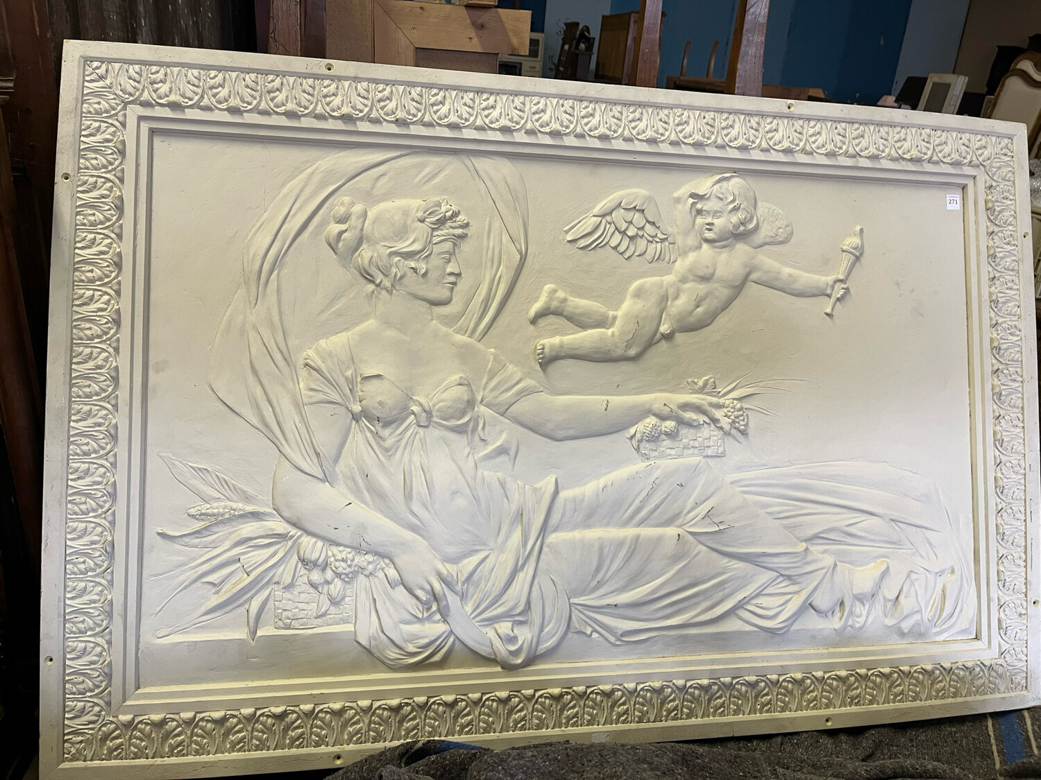 Bas relief moulé à décor de déesse à l’angelot. 84 x 128 cm