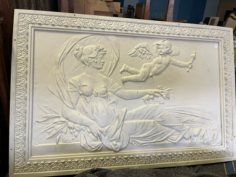 Bas relief moulé à décor de déesse à l’angelot. 84 x 128 cm